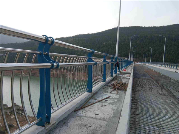 喀什不锈钢桥梁护栏的特点及其在桥梁安全中的重要作用