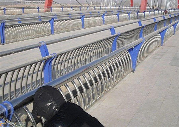 喀什不锈钢复合管护栏一种安全而耐用的防护解决方案