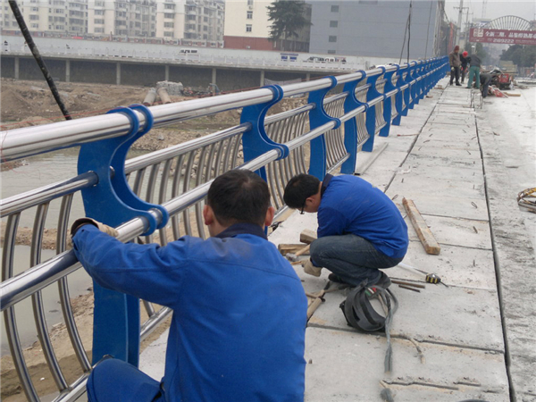 喀什不锈钢河道护栏的特性及其在城市景观中的应用