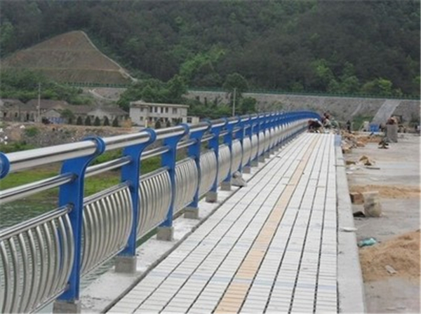 喀什不锈钢桥梁护栏的特性及其在现代建筑中的应用